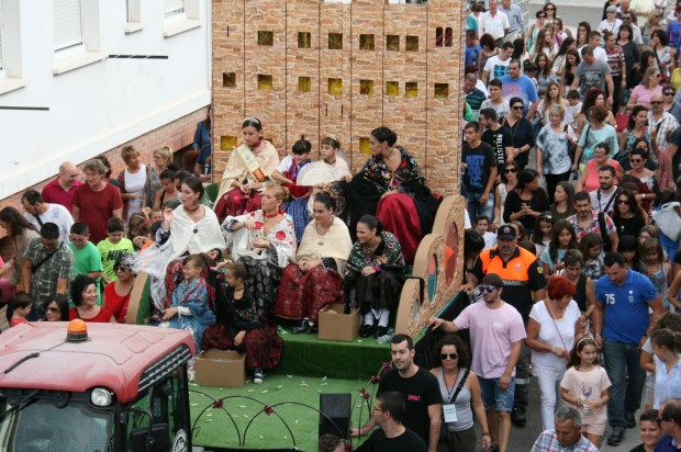 Reinas y Damas se ‘pasean’ en carroza 