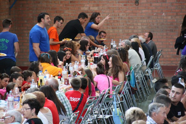 Una paella popular reúne a más de 700 mequinenzanos 