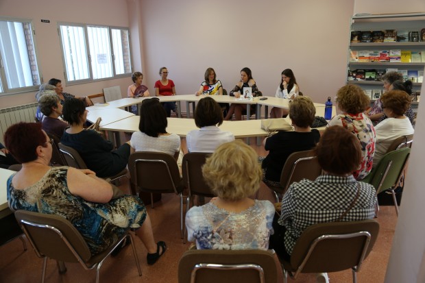 La autora presentó “Café”, su primera novela, en la Biblioteca Pública Municipal de Mequinenza, localidad donde ha pasado 14 años de su vida