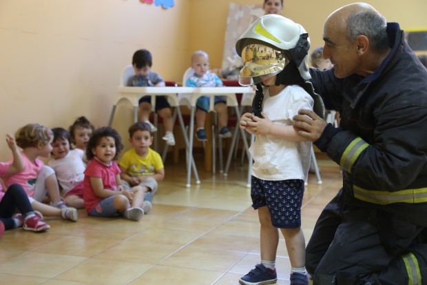 Los alumnos del centro han conocido los materiales que utilizan tanto para la protección personal como para apagar fuegos así como uno de los vehículos de emergencias