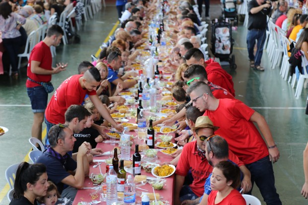 El Pabellón Polideportivo municipal ha albergado esta actividad festiva que ha estado precedido por un campeonato de “butifarra”, un parque de infantil y el Concierto de la Banda de la Diputación de Zaragoza en la Sala Goya