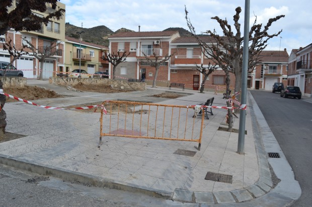 La actuación contempla la reposición de aceras y firme en el tramo entre las calles “X” a “C1” y la remodelación integral de la plaza sustituyendo los juegos infantiles